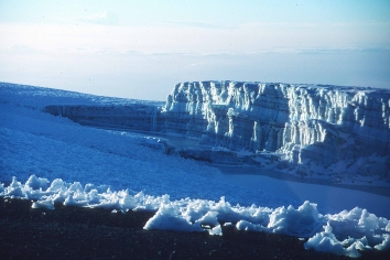 Wegen der Klimaerwärmung wird der Gletscher am Kilimanjaro bald verschwunden sein